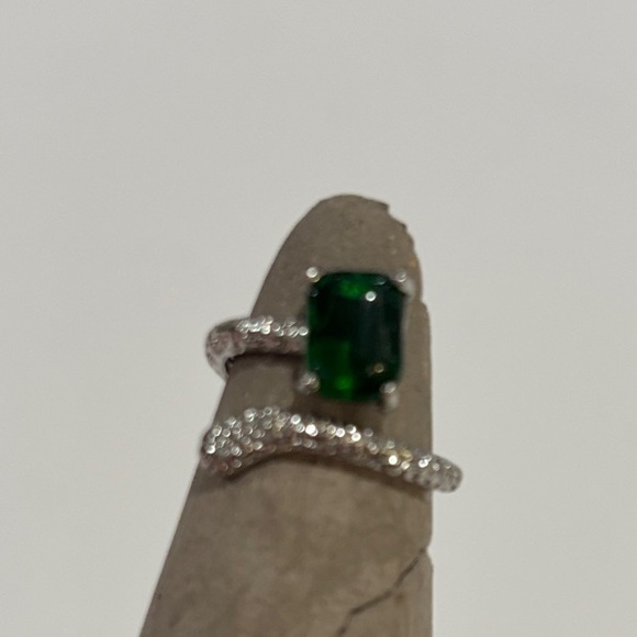 Jewelry - Elegant Green and Silver Women's Ring